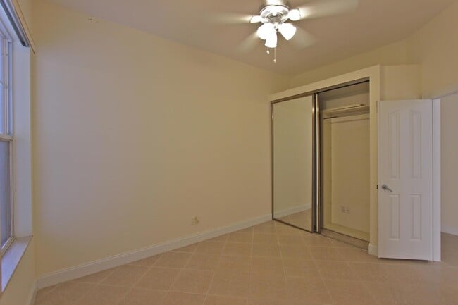 Building Photo - 200 S Hampton Dr