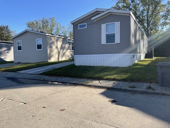 Building Photo - 38054 Versailles St