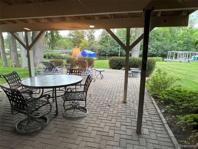Building Photo - 5250 Bronco Dr