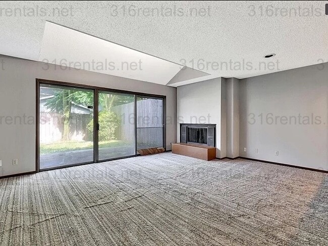 Building Photo - $1545 - 2 bed 2 bath - Duplex located in R...