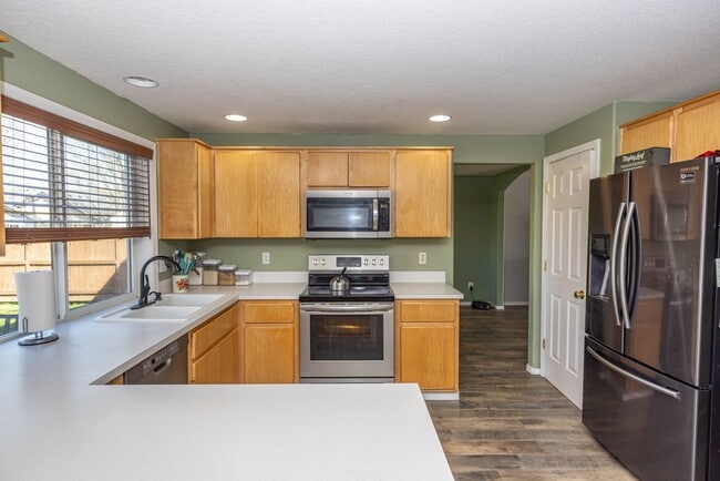 Building Photo - 5 Bedroom home, 2488sf with Central Air. Fenced Yard