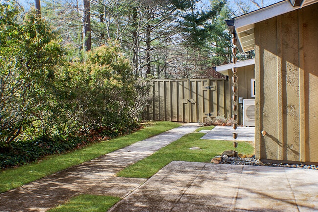 Building Photo - 21 Woodbury Rd