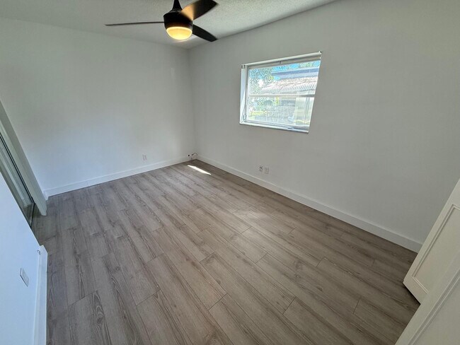 Building Photo - 6805 NW 75th Dr