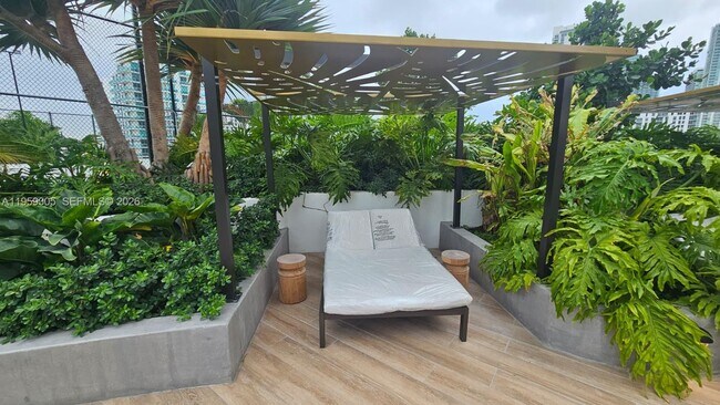 Building Photo - 700 NE 24th St