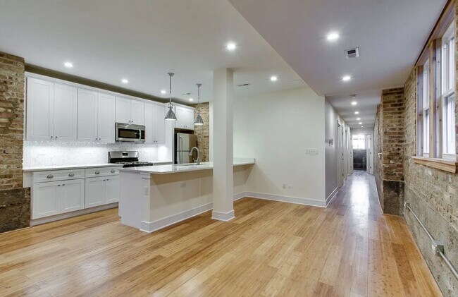 Building Photo - 2735 N Francisco Ave