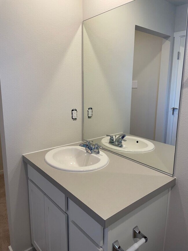 Building Photo - HALF OFF FIRST MONTHS RENT 3 Bed 2.5 Bath ...