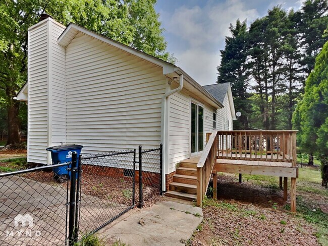 Building Photo - 204 Dovewood Ln