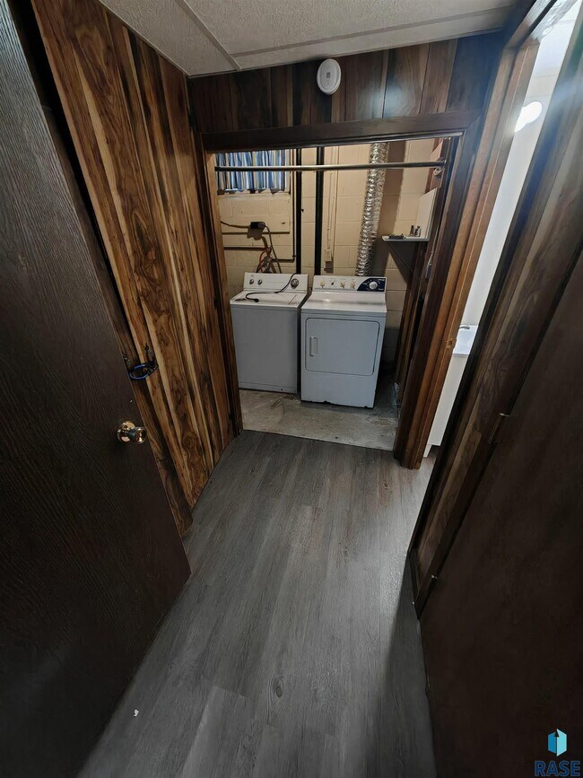 Building Photo - 4504 S Cliff Ave