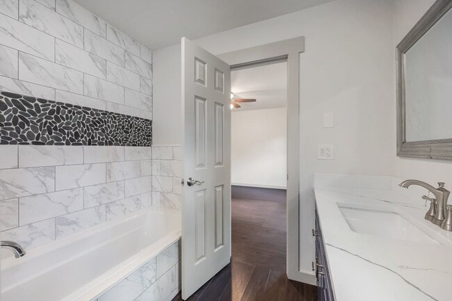 Building Photo - Emerald Estates 4 bed 2 bath with fenced yard