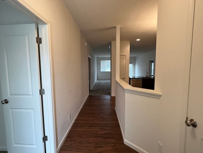 Building Photo - Almost new 3B2B plus den+fenced yard
