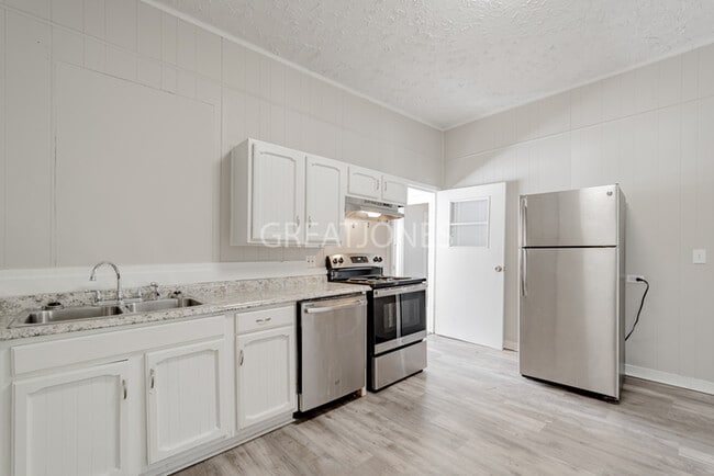 Building Photo - 218 N Lee St