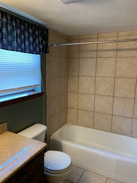 Building Photo - 641 Belle Air Ave