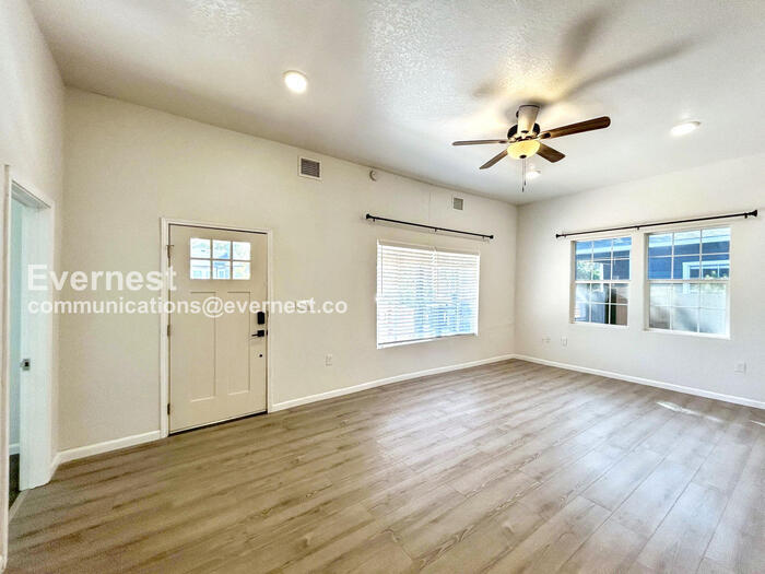 Building Photo - 207 University Ave.