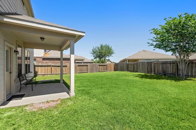Building Photo - 1418 S Maple Dr