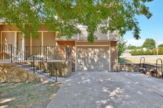 Building Photo - 2025-2027 N. Rosewood Ct.