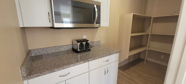 Building Photo - Beautiful house with natural light