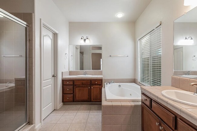 Building Photo - Immaculate Clovis Home! Stylish Updates + ...