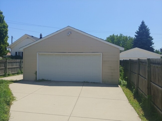 Building Photo - Spacious Home in the heart of Kenosha