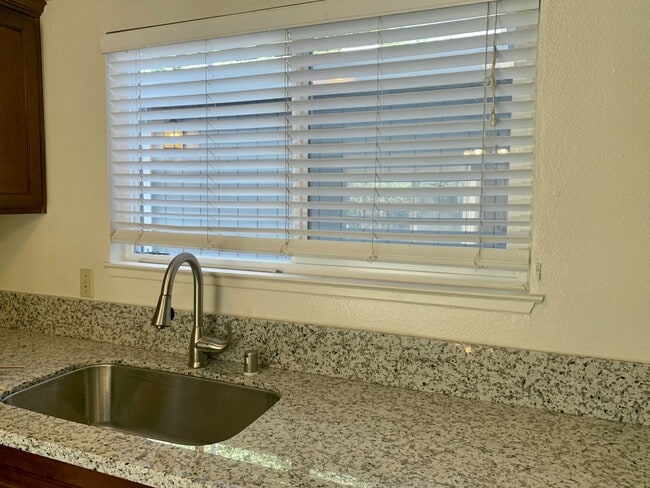Building Photo - 2 bed 1.5 bath with a 2-car garage in Rocklin