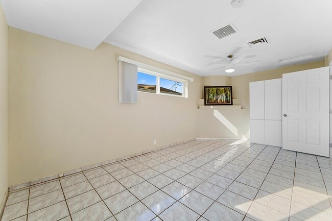 Building Photo - 2614 W Greenway Rd