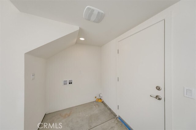 Building Photo - 9124 Huntington Dr
