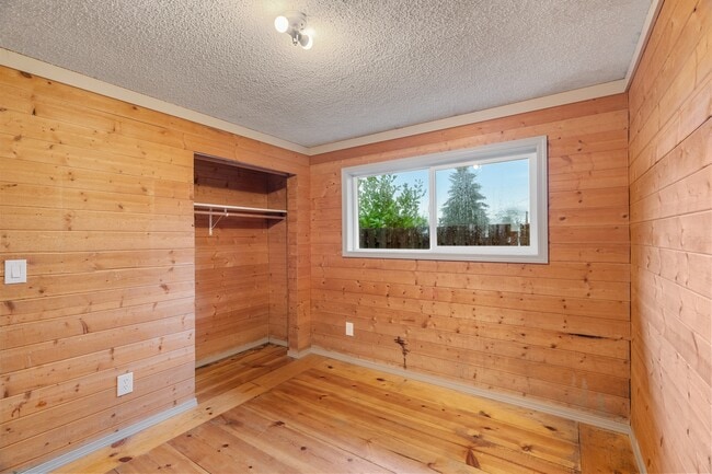 Building Photo - 744 W Marcy Ave