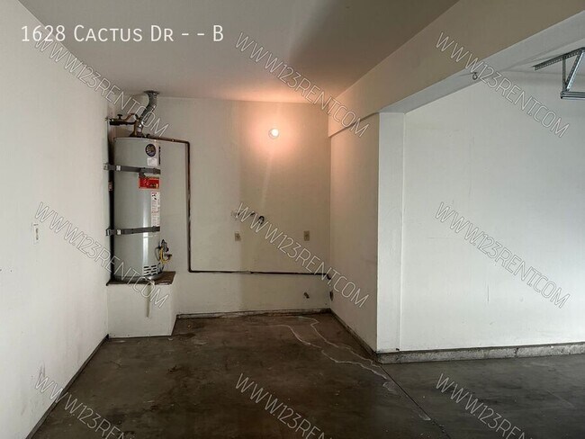 Building Photo - 1628 Cactus Dr