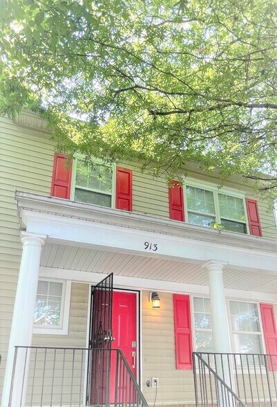 Primary Photo - 913 Blakney Ln SE