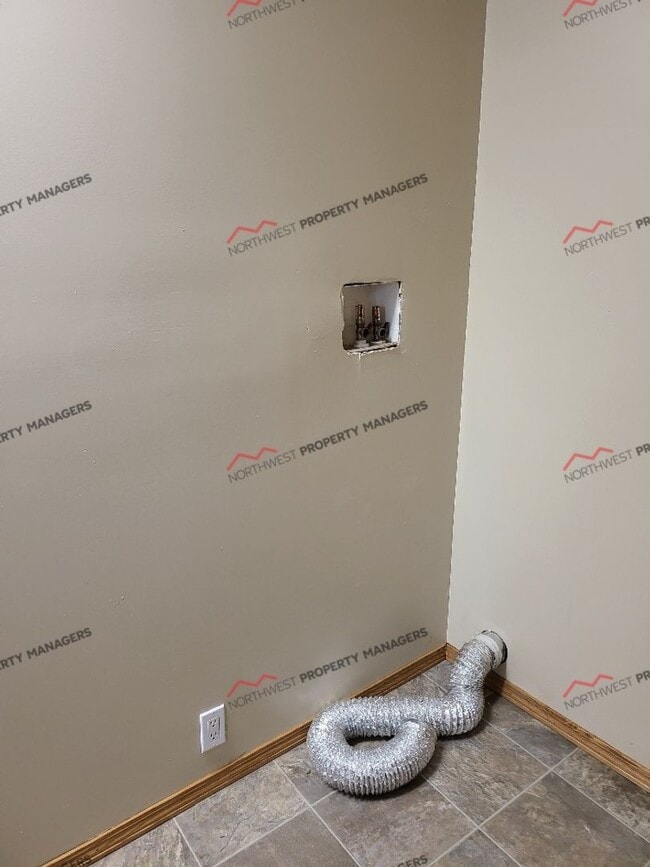 Building Photo - STATUS: *AVAILABLE* | R28 | $1895 + $100 FLAT RATE FOR W/S