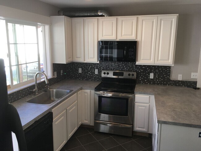 Building Photo - Updated 1930s Craftsman Duplex!