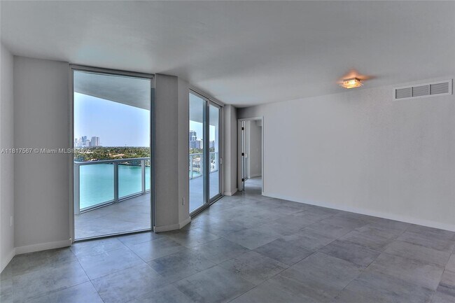 Building Photo - 9821 E Bay Harbor Dr