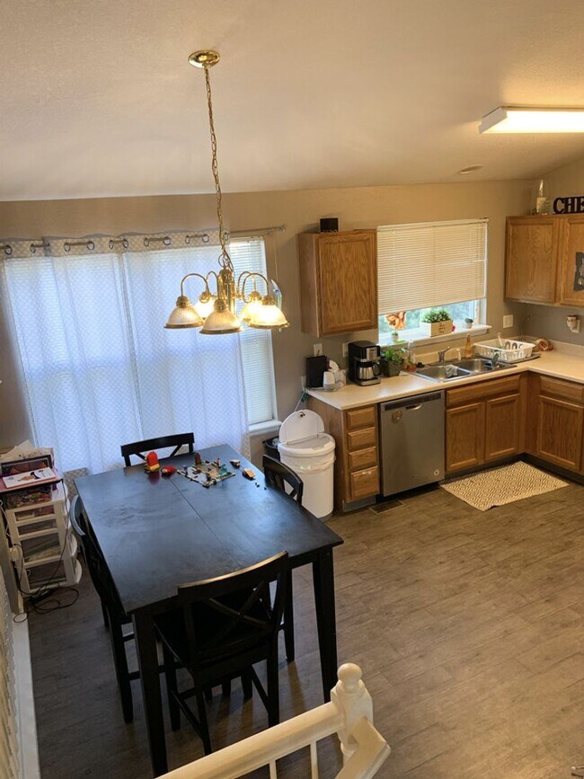 Building Photo - Evolve Real Estate: Fantastic Home with La...