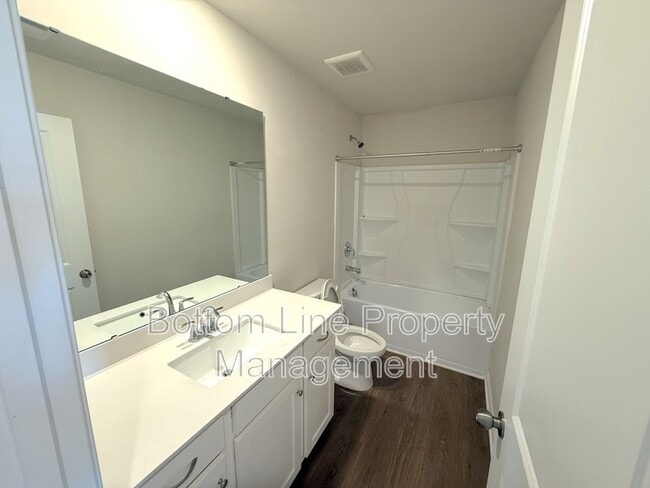 Building Photo - 15708 Country House St