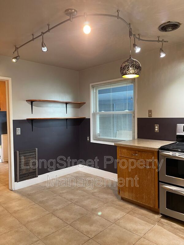 Building Photo - 1630 SW 15th Ave