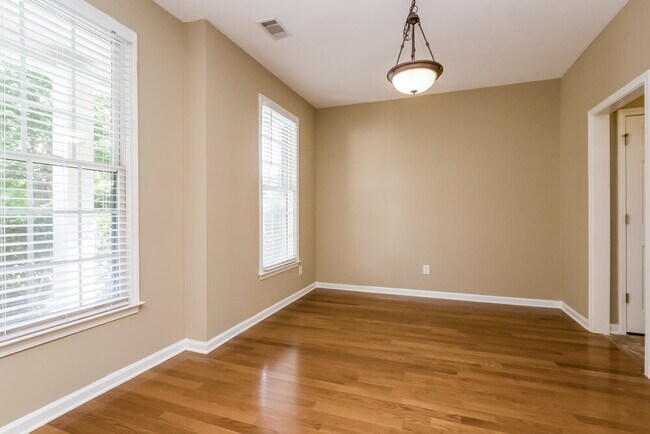 Building Photo - 3046 Woodbridge Ln