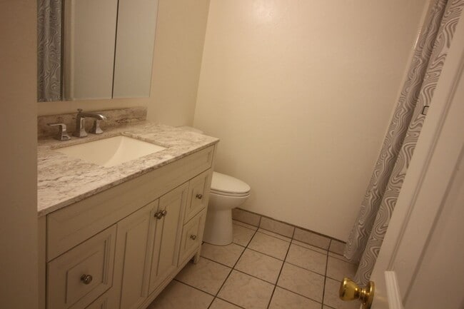 Building Photo - 2 Bedroom Townhome for Rent