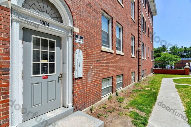 Building Photo - 1008 Main St