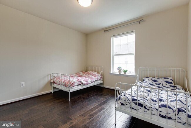 Building Photo - 7201 Thackley Way