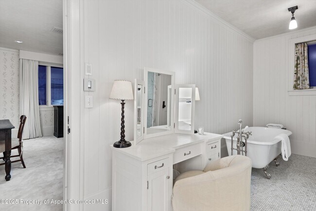 Building Photo - 304 S Garmisch St