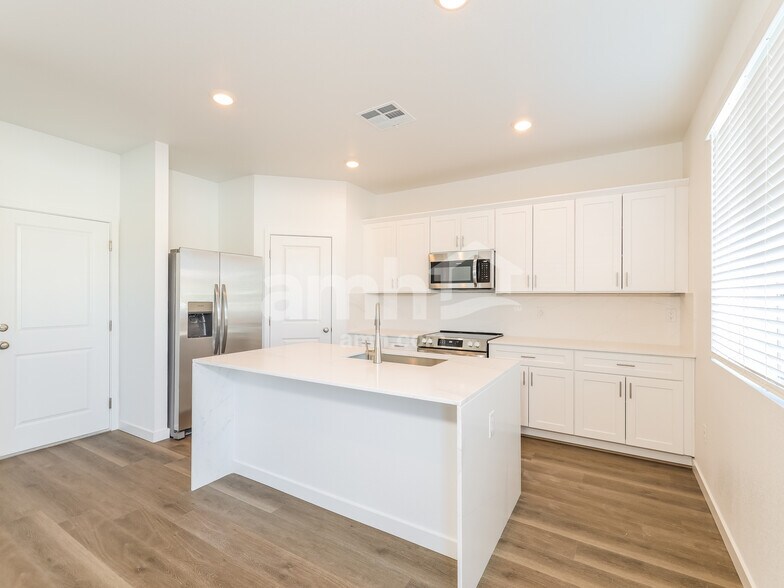 Building Photo - 2348 Devin Ave