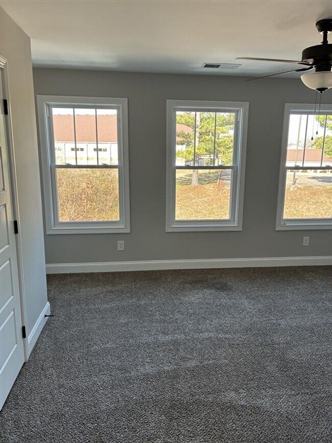 Building Photo - Spacious 3 Bedroom, 2 Bath Single-Family Home — Nashville Style in Clarksville!