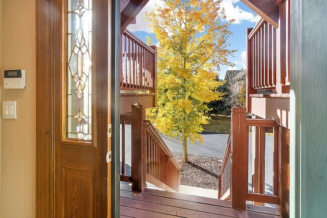 Building Photo - Beautiful townhome, ski shuttle, views, ut...