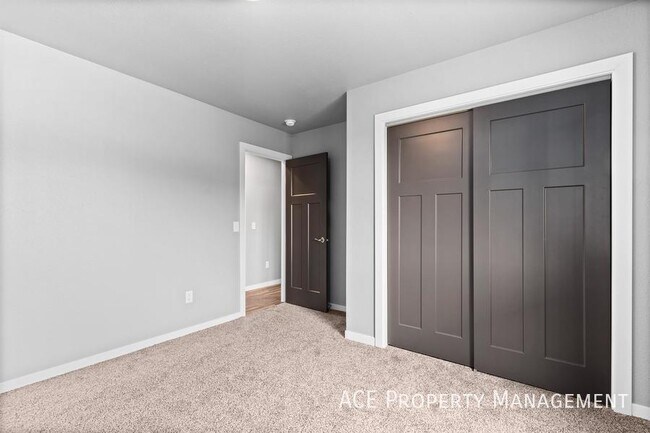 Building Photo - 304 Giants Dr