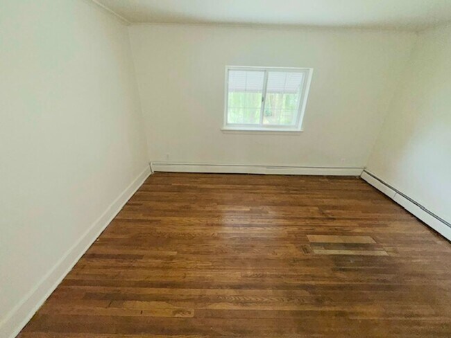 Building Photo - 2 Bedroom Townhome