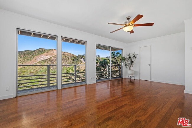 Building Photo - 2843 Lambert Dr