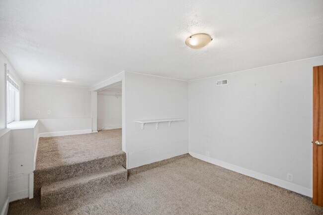 Building Photo - Steps from Green Lake ,6 bed 3 bath home with 2 kitchens and 2 laundry rooms.