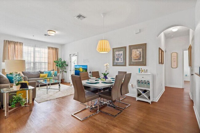 Building Photo - 2310 Silver Palm Dr