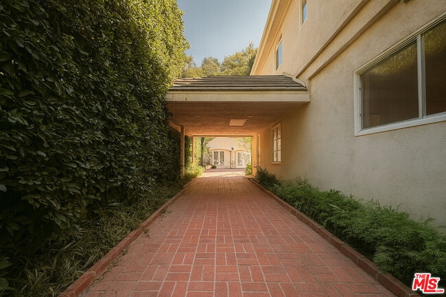 Building Photo - 1174 Coldwater Canyon Dr