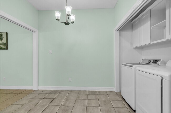 Building Photo - 11838 Plumbrook Dr