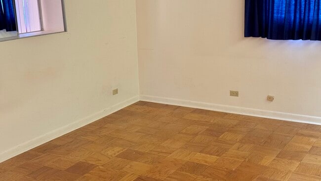 Building Photo - 304 E Hawthorne Dr